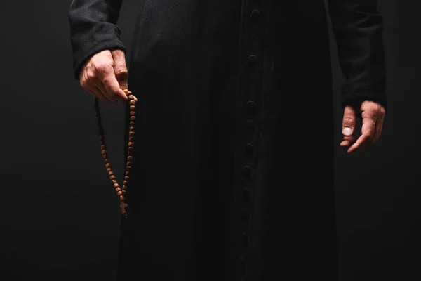 sacerdote-sosteniendo-rosario-religion